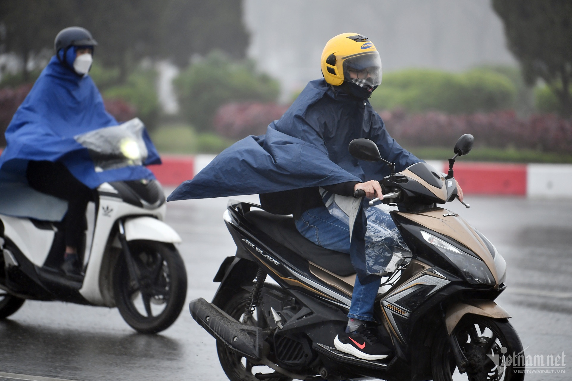 Mien Bac mua lien tiep truoc khi nang nong tro lai hinh anh