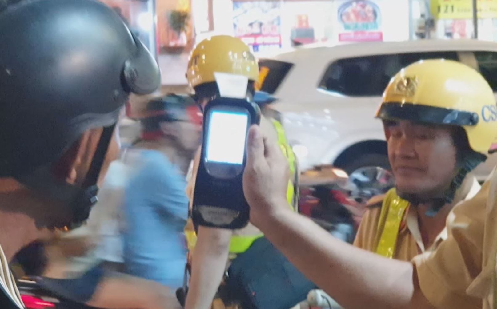 'Ne mat anh em', uong 8 lon bia roi vi pham nong do con hinh anh