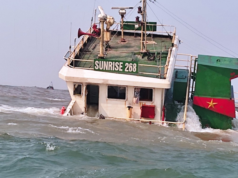 Khoanh khac giai cuu 6 thuyen vien tren chiec tau sap chim hinh anh