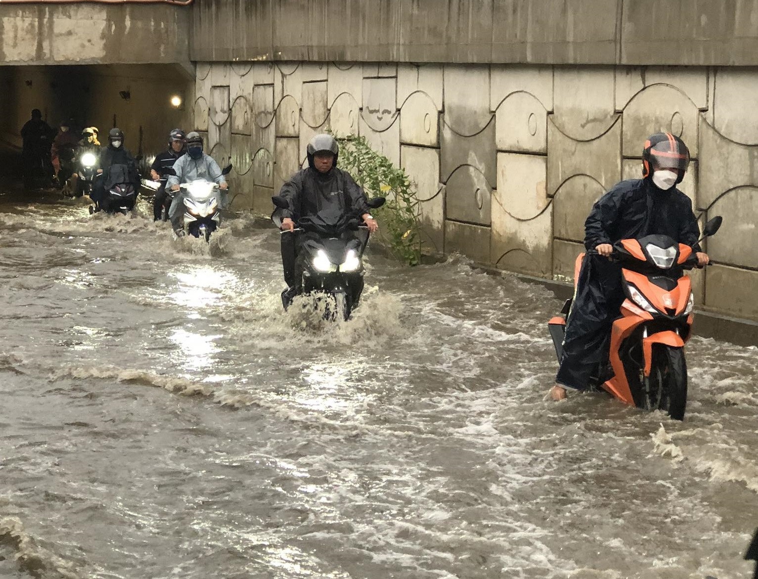 Ham chui 75 ty dong gan ben xe Mien Dong moi ngap nang sau mua lon hinh anh