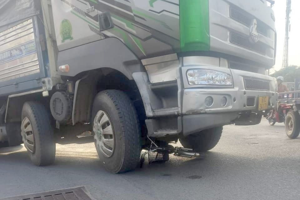 Xe tai va cham xe dap dien, hai ba chau thuong vong hinh anh