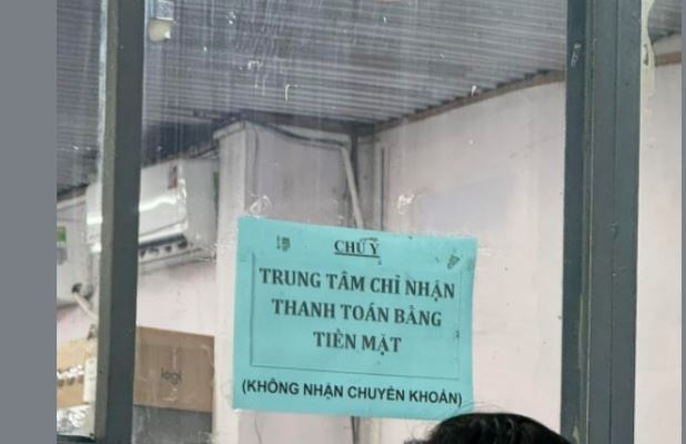 La lung trung tam dang kiem chi nhan thanh toan tien mat hinh anh