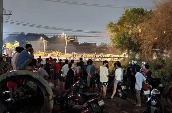 Nguoi dan ong mat lien lac voi gia dinh tu vong duoi kenh hinh anh