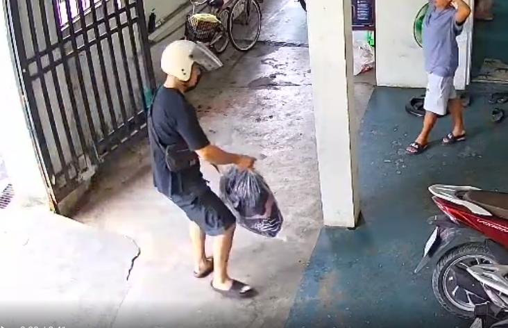 Hai nguoi den nhan vang bo quen trong quan ao tu thien hinh anh