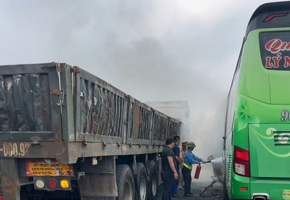 O to khach chay tren cao toc Phap Van - Cau Gie, hanh khach hoang loan hinh anh