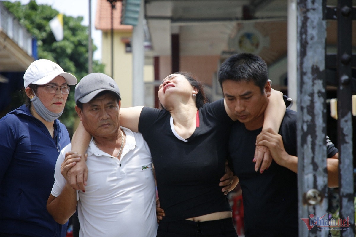 Que nha khoc can nuoc mat ngong cho thuyen vien tren 4 tau ca bi chim hinh anh