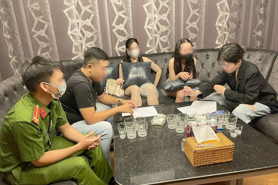 Nha hang o TP.HCM co hai nu tiep vien mac 'xuyen thau' phuc vu khach hinh anh