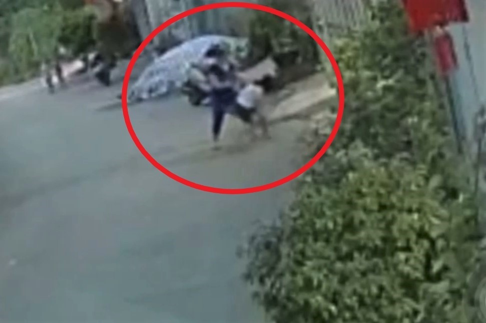 Be gai 8 tuoi bi mot nu giao vien chan duong danh hinh anh