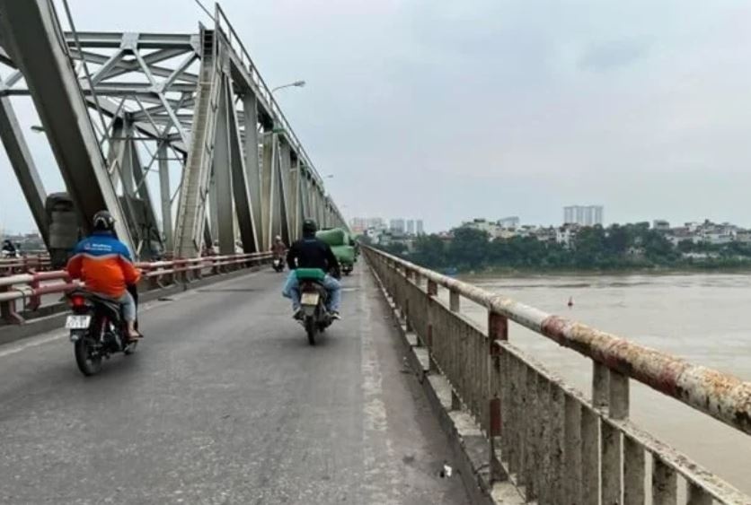 CSGT Ha Noi kip ngan nguoi phu nu nhay cau tu tu hinh anh