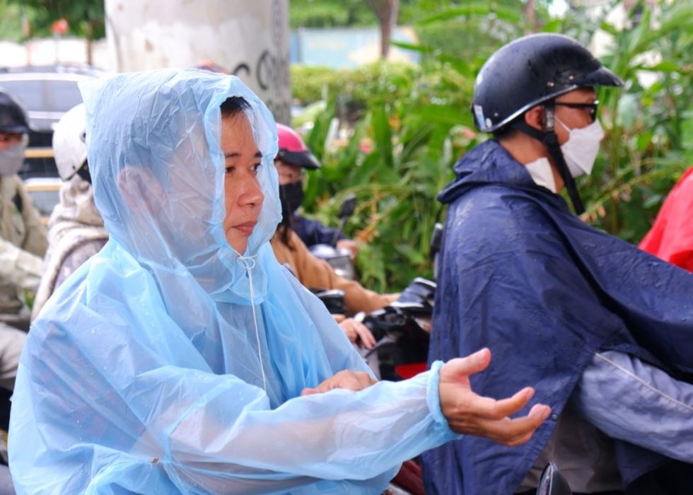 Mua dong tai TP.HCM gia tang vao cuoi tuan hinh anh