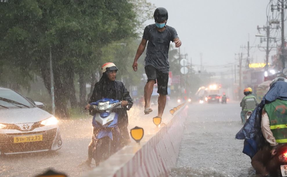 TP.HCM va Nam Bo sap giam nang nong, buoc vao dot mua trien mien hinh anh