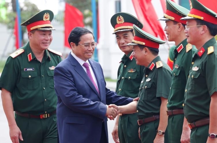 Thu tuong Pham Minh Chinh tham can bo chien sy Binh doan 12 hinh anh