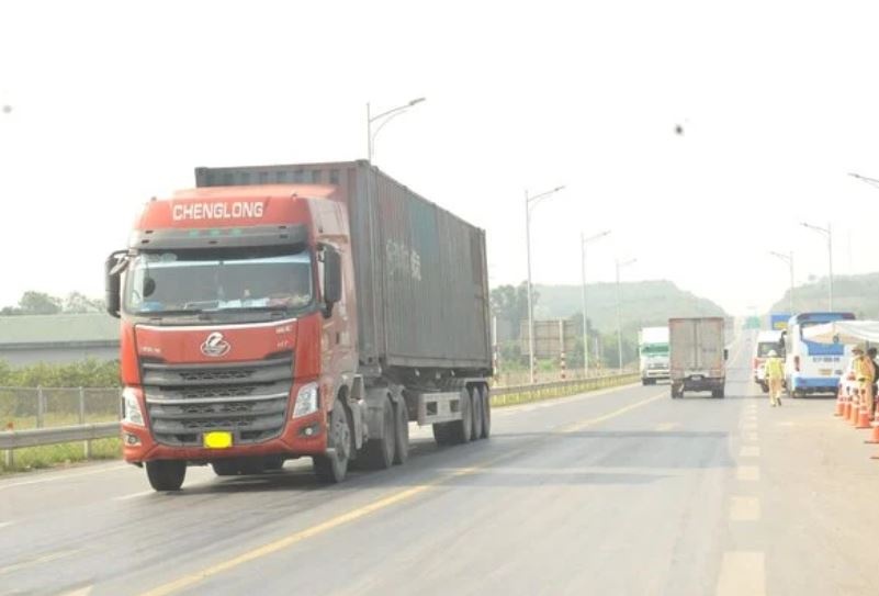 Xe container chay qua toc do hon 1.600 lan mot thang hinh anh