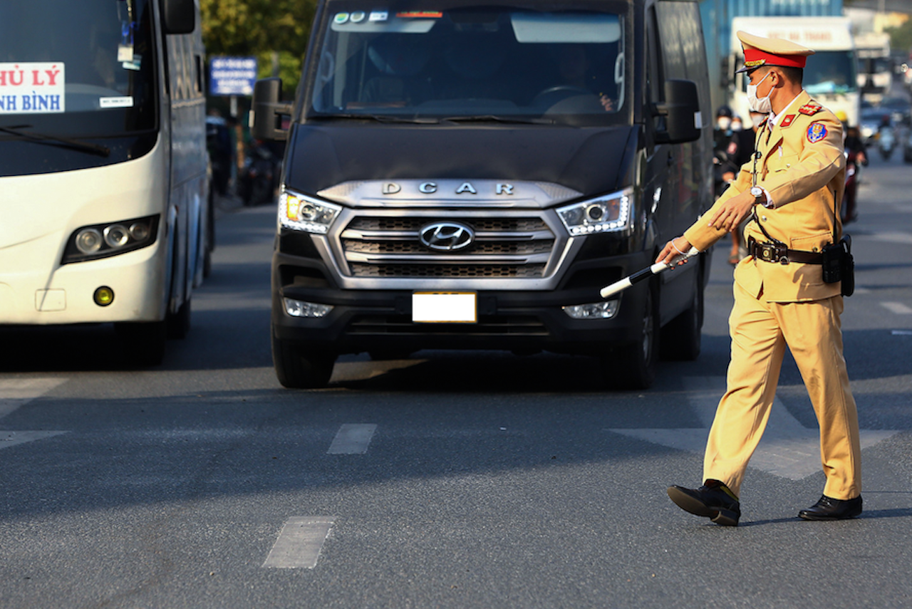 Xe hop dong chay qua toc do ca nghin lan/thang, vi sao kho xu ly? hinh anh