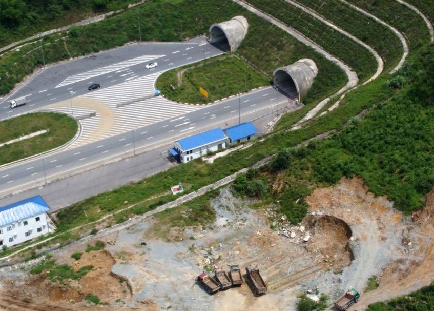 Thanh Hoa yeu cau lam ro ai mo rao cho xe quay dau tren cao toc hinh anh