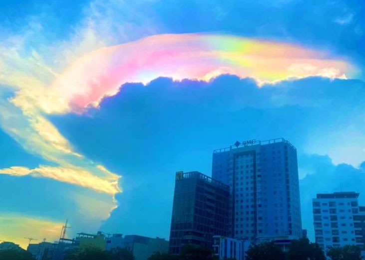 Nhieu nguoi dan TP.HCM ngam bau troi hoang hon la lam hinh anh