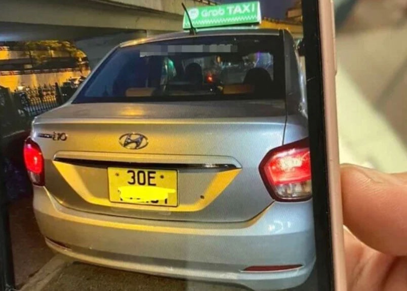 Khach Tay to bi tai xe taxi 'chat chem' 500.000 dong quang duong 100 m hinh anh