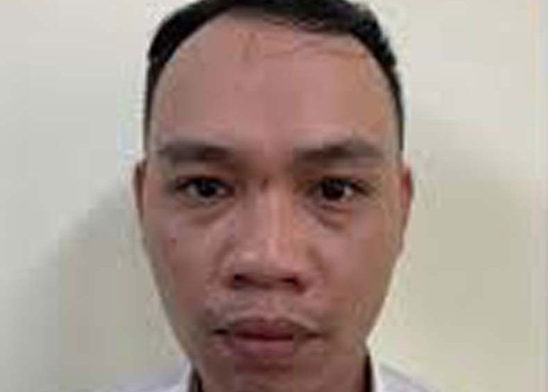 Khoi to 4 doi tuong trong duong day mua ban giay to gia hinh anh