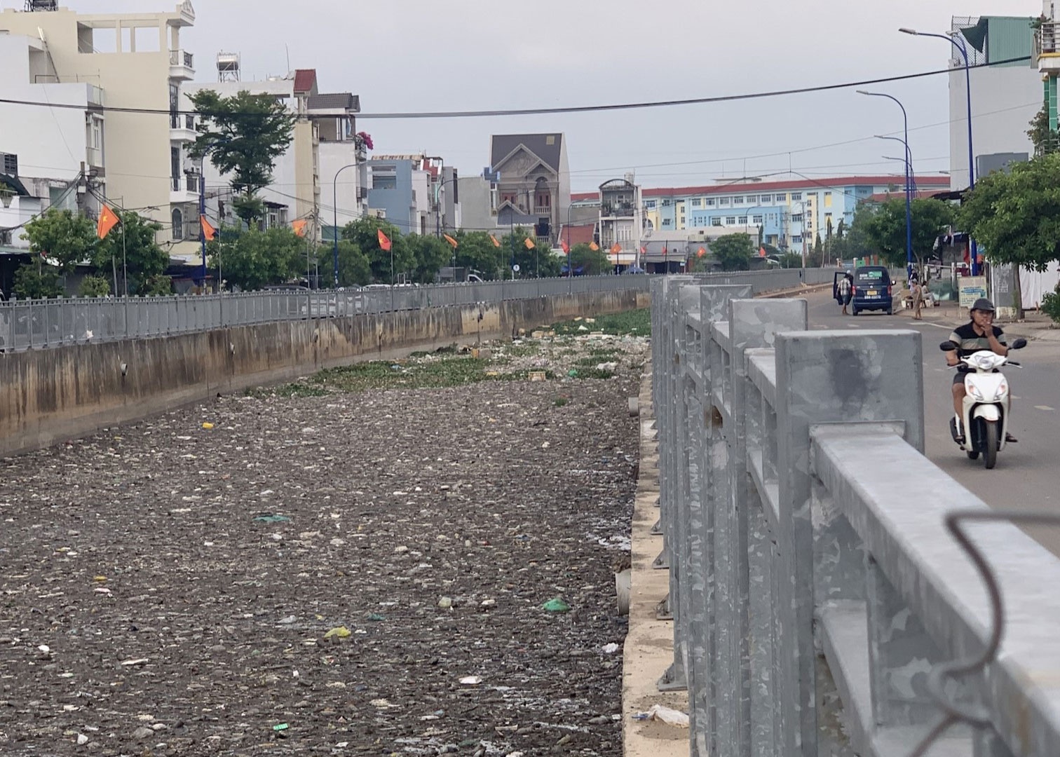 Dong kenh kin dac rac o TP.HCM, du da duoc chi hon 600 ty dong cai tao hinh anh