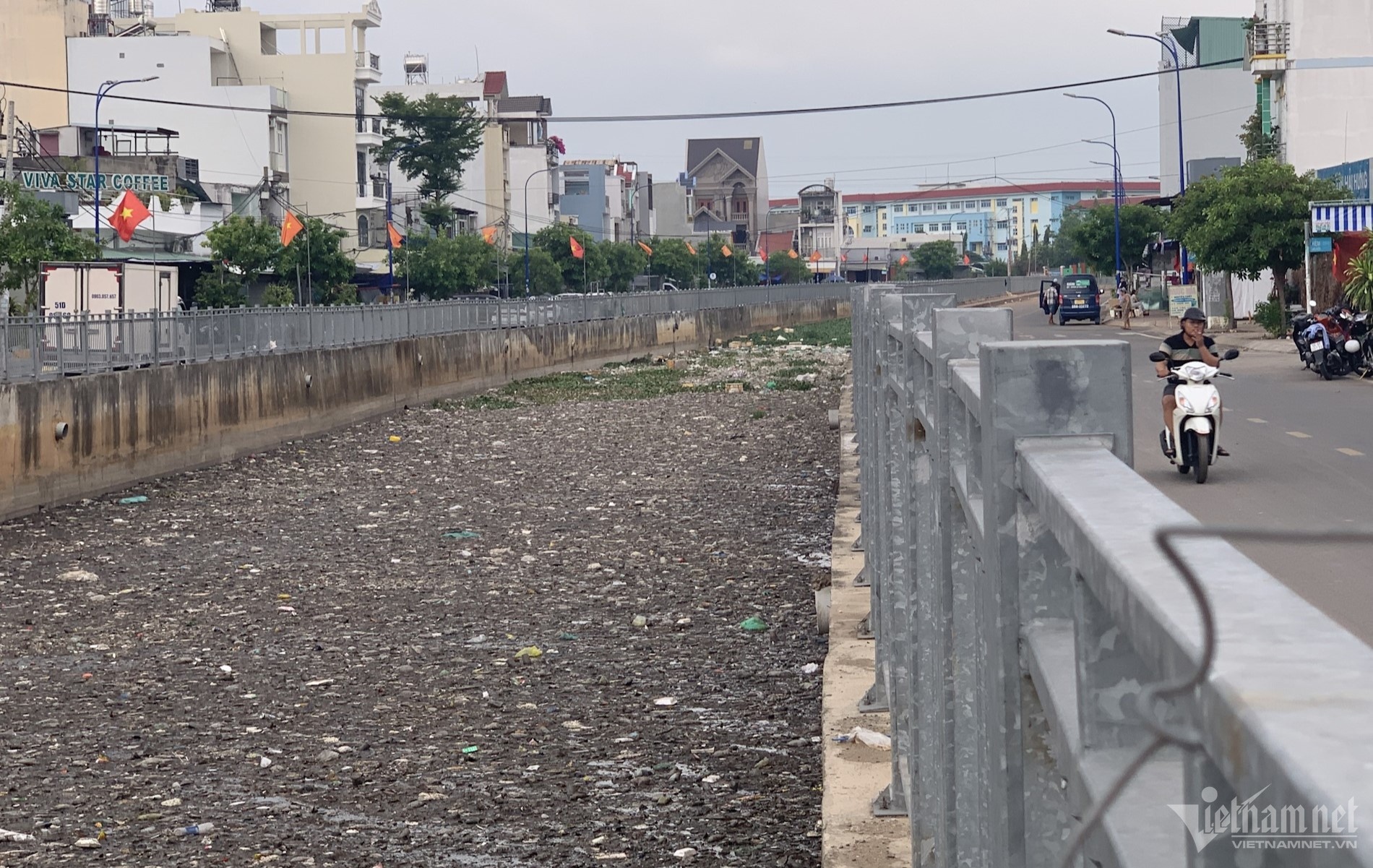 Dong kenh kin rac,  TP.HCM anh 2