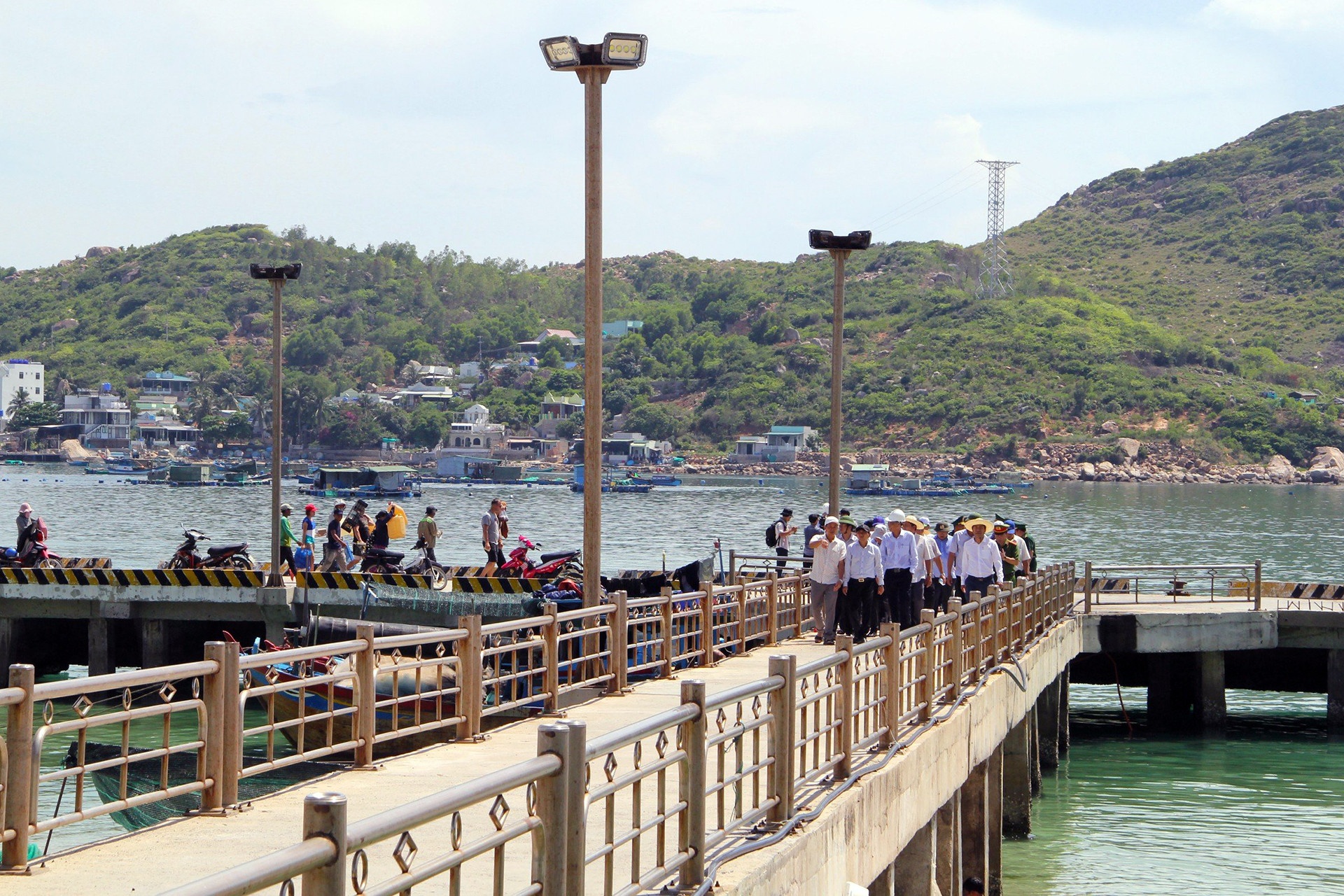 Be gai 6 tuoi nga tu vong khi di du lich cung cha me hinh anh