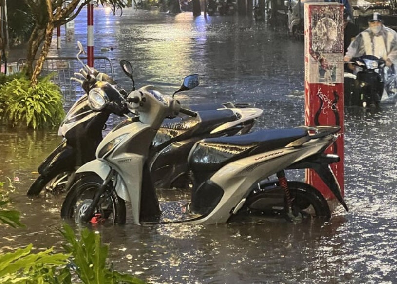 Mua lon chieu toi, nhieu tuyen pho Ha Noi ngap sau hinh anh