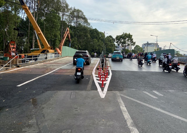 Thong xe cau vuot tam thu 2 o cua ngo san bay Tan Son Nhat hinh anh