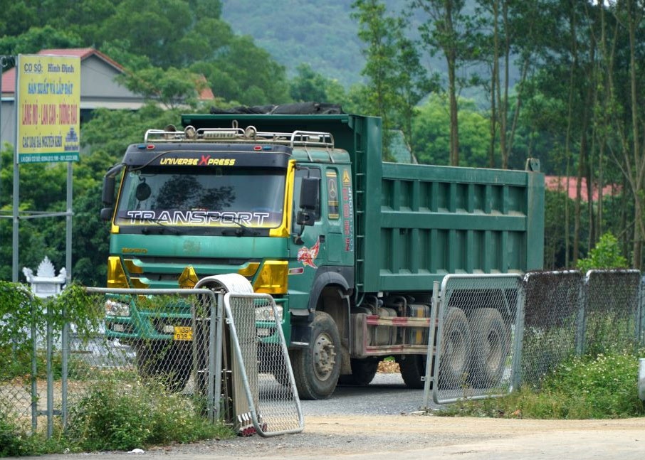 Hang loat xe tai cho dat 'xe rao' vao cao toc, quay dau truoc cua ham hinh anh