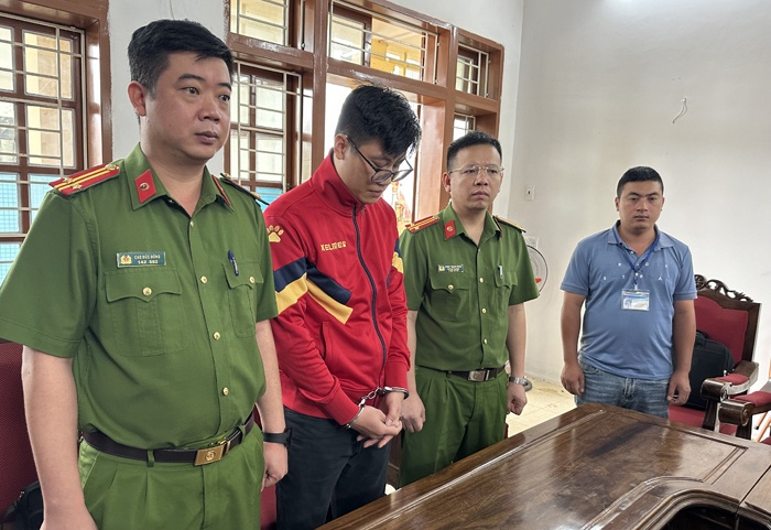 Dang nhap trai phep vao tai khoan khach hang de chiem doat tien hinh anh