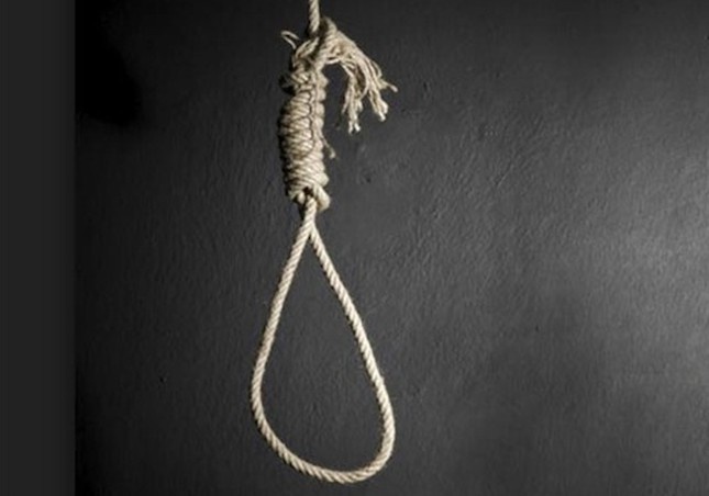 Chi huy truong quan su xa tu vong trong tu the treo co hinh anh