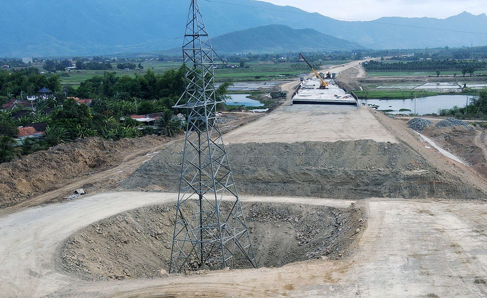 Di doi loat tru dien cao the de thi cong cao toc Van Phong - Nha Trang hinh anh