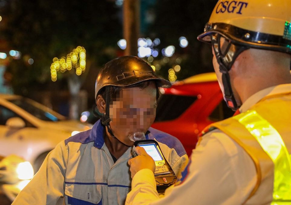 Uong 3 chen ruou voi chu nha, nam phu ho bi phat 5,8 trieu dong hinh anh