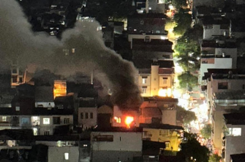 Chay nha dan o Ha Noi, cot khoi den boc cuon cuon hinh anh