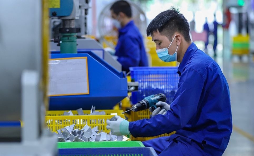 Nen cho lao dong nang nhoc nghi huu som huong 75% luong? hinh anh