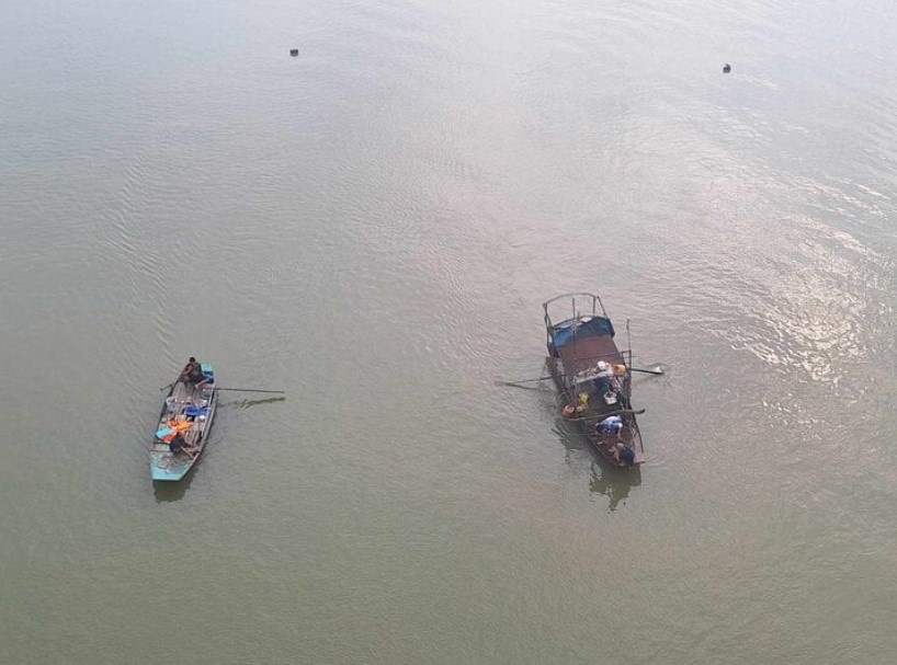 2 nu sinh nhay cau anh 1