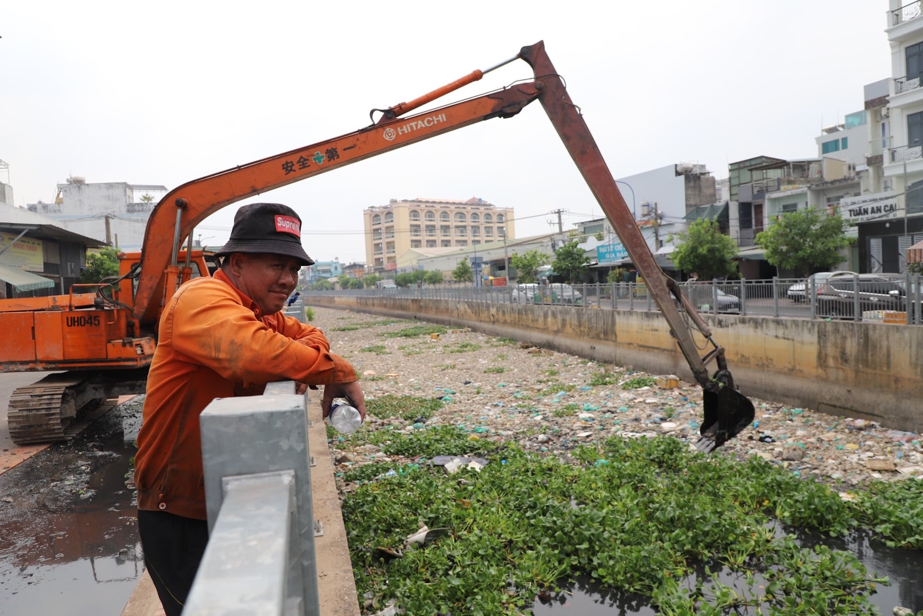 Vot hon 100 tan rac phu kin long kenh o TP.HCM hinh anh