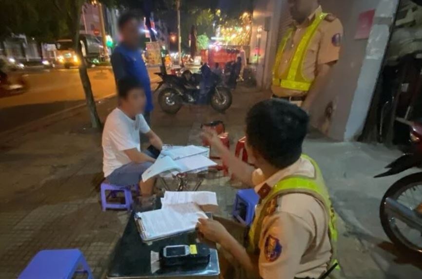 Goi ban den chot CSGT xin bo qua vi pham nong do con hinh anh