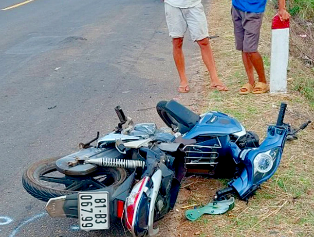 Hai nguoi tu vong, 2 thieu nien trong thuong khi xe may tong nhau hinh anh