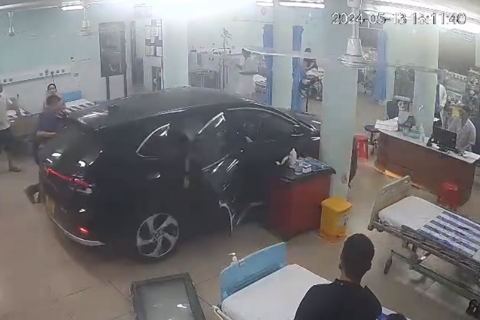 Hy huu oto lao vao giua phong cap cuu Benh vien Nhi dong Dong Nai hinh anh