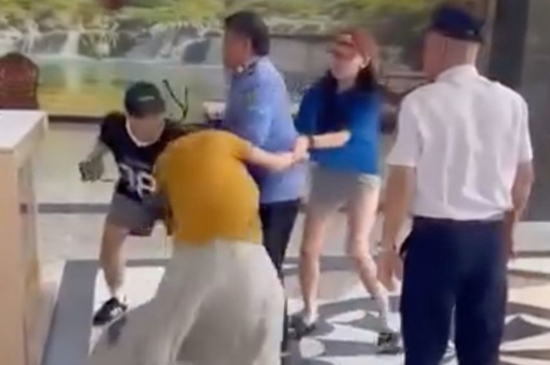 Hoa khoi truong dai hoc bi khoi to vi danh ghen gium ban hinh anh