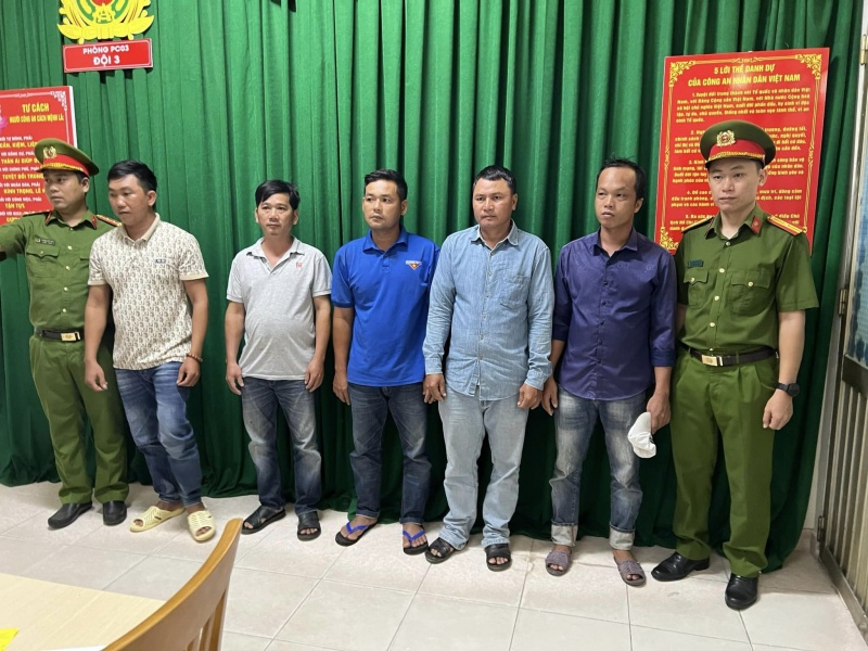 Bat them 11 doi tuong trong vu khai thac cat trai phep quy mo lon hinh anh