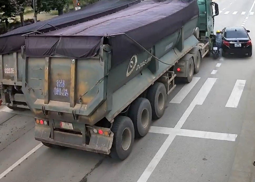 Thay giao co hoi men lai oto vuot au, chen xe may vang vao xe tai hinh anh