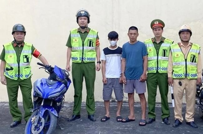 Hai thanh nien phong xe may cuop iPhone 15 Pro Max cua nguoi di duong hinh anh