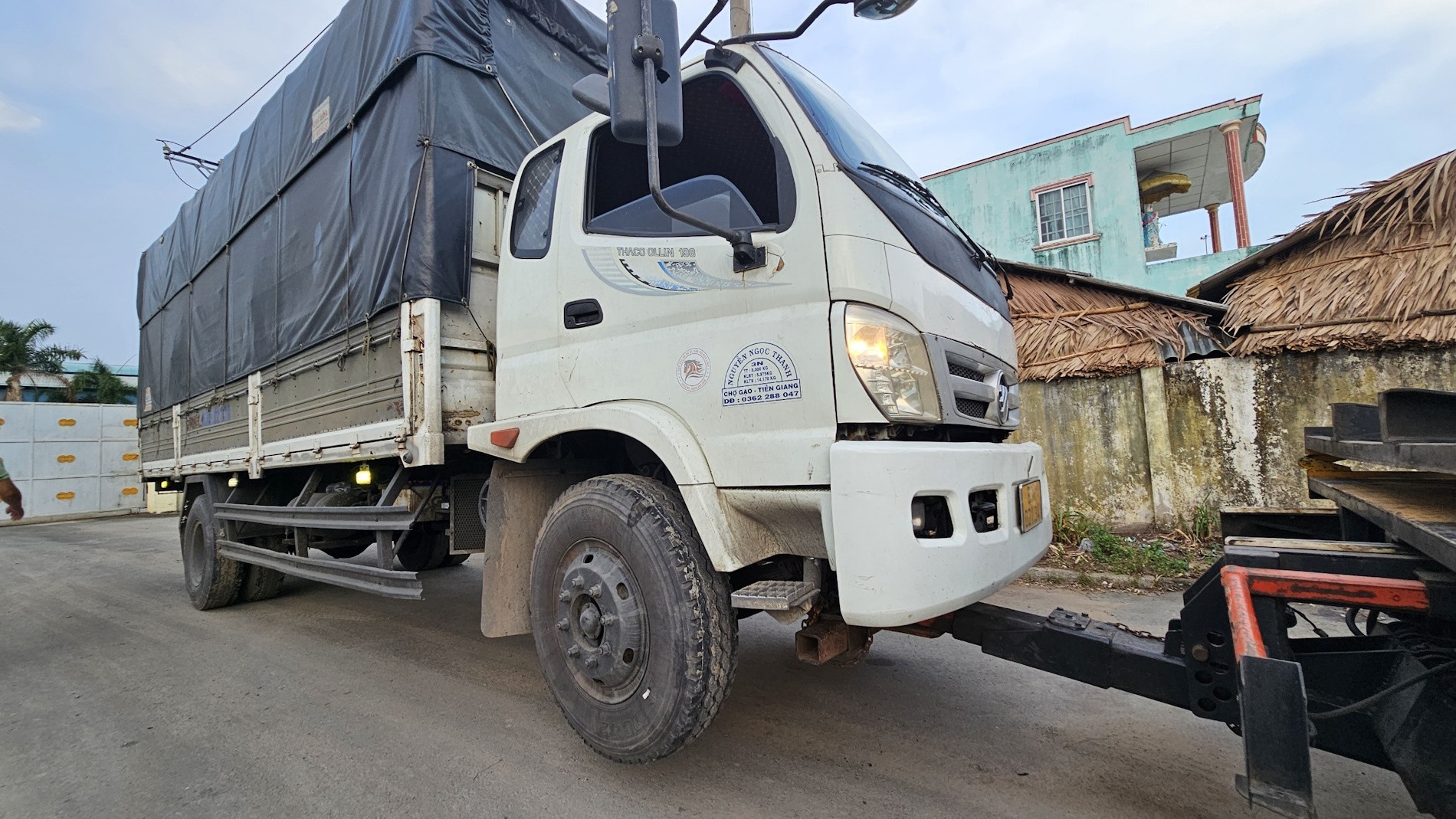 Va cham voi xe tai, nu sinh tu vong hinh anh