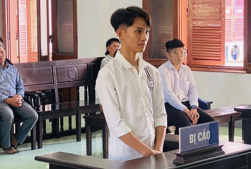 Dam ban hoc thung phoi, thieu nien 16 tuoi nhan an tu hinh anh