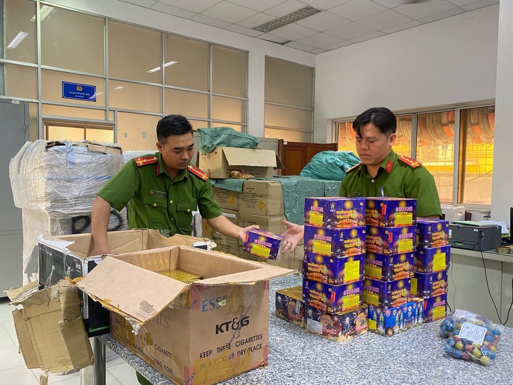 Buôn lậu pháo TP.HCM Campuchia ảnh 3 Buon lau phao TP.HCM Campuchia anh 3