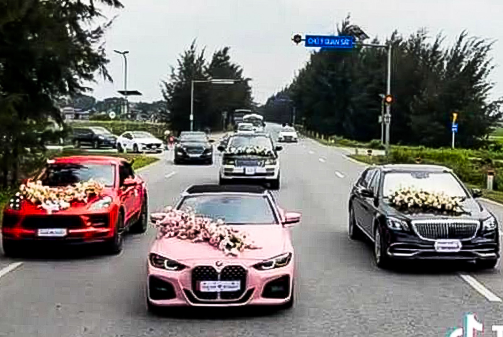 Muc dich ‘Hai Idol’ dung dan xe sang ruoc dau giua duong hinh anh