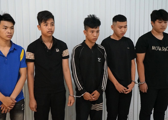 Deo khau trang, che bien so, mang hung khi di danh nhau hinh anh