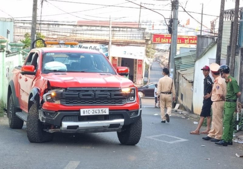 Khoi to tai xe tong 2 cha con, roi khoi hien truong hinh anh
