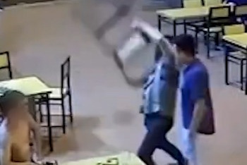 Bi bat goi bang anh, doi tuong phang ghe vao dau nguoi khac hinh anh